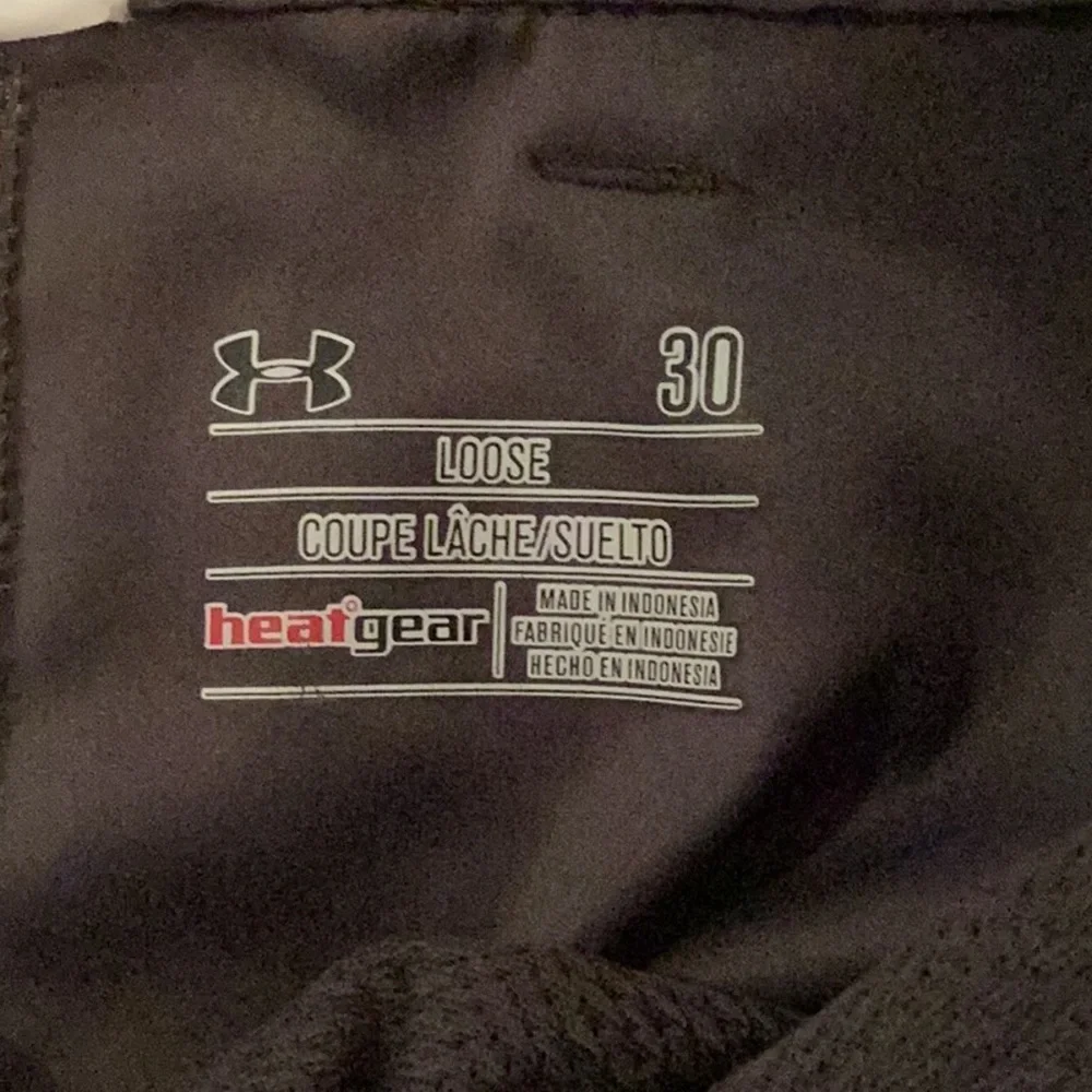 Under Armour heatgear, loose fit Men's Gray Shorts. Size 30
